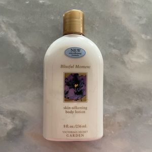 Victoria's Secret Garden BLISSFUL MOMENT Silk Silkening Body Lotion